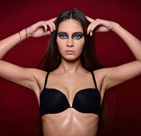 Mooie vrouw in zwarte BH met fase make-up — Stockfoto