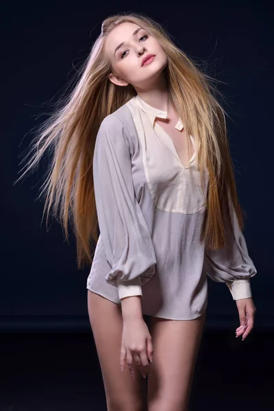 Mujer sexy con el pelo largo soplado —  Fotos de Stock