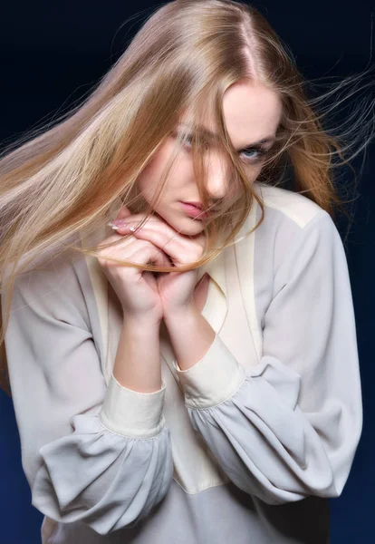 Uzun saçlı, seksi bir kadın.