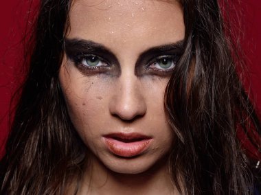 Kadının yüzüne ıslak sahne ile makyaj