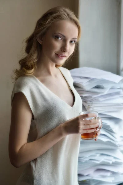 Retrato Hermosa Mujer Sexy Con Pelo Rizado Largo Blusa Blanca — Foto de Stock