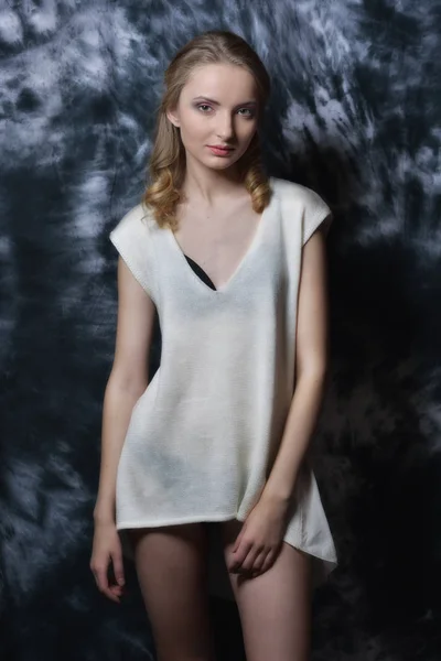 Piękna Kobieta Długim Curl Włosy Białą Bluzkę Studio Portret Tułowia — Zdjęcie stockowe