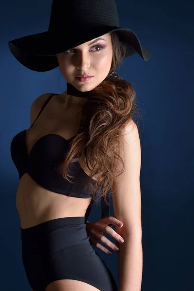 Torse Portrait Belle Femme Sous Vêtements Grand Chapeau Studio Avec — Photo