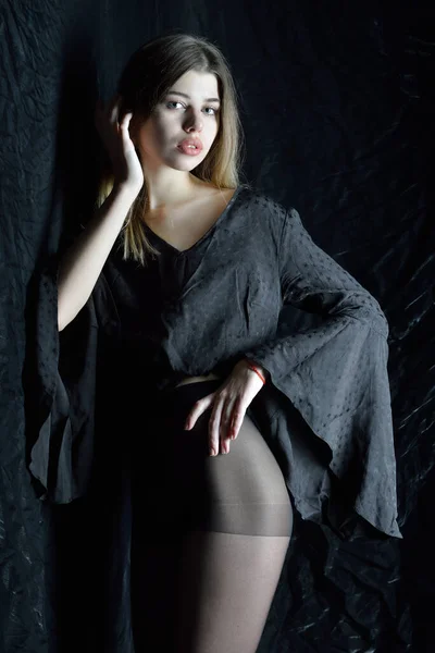 長袖の黒いドレスを着た美女の胴の肖像画 暗い背景を持つスタジオ — ストック写真