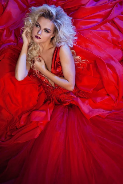 Mode foto av unga magnifik kvinna i röd klänning. Studio porträtt — Stockfoto