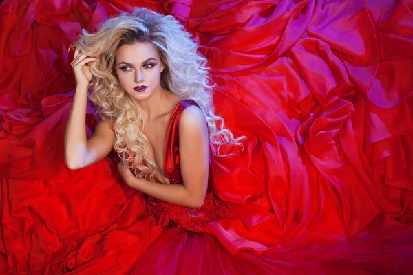 Foto de moda de la joven mujer magnífica en vestido rojo. Retrato de estudio —  Fotos de Stock
