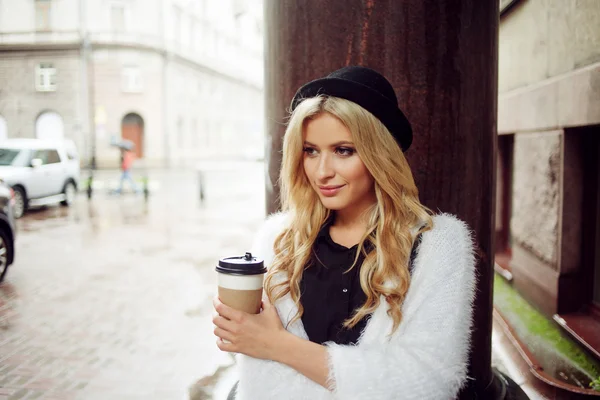 모닝 커피를 마시는 거리에 쾌활 한 여자입니다. 걷는 소녀 — 스톡 사진