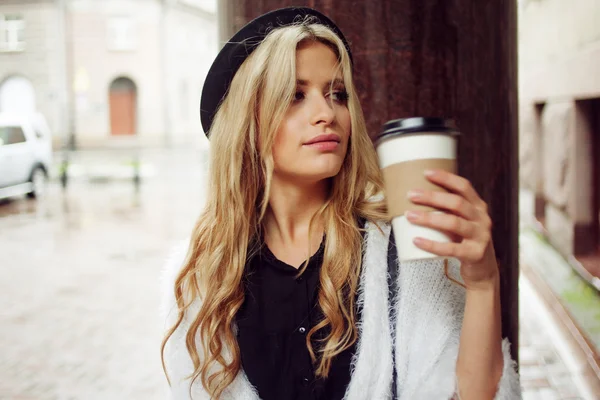 Fröhliche Frau auf der Straße, die morgens Kaffee trinkt. Spaziergängerin — Stockfoto