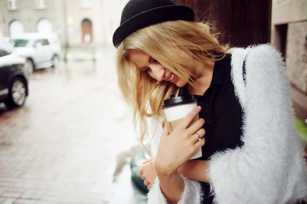 Vrolijke vrouw in de straat drinken koffie in de ochtend. Wandelen meisje — Stockfoto