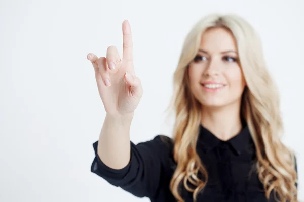 Självsäker företag dam, rör finger till skärmen, röra digital skärm med finger, plats för din text eller design. Fokusera på hand — Stockfoto