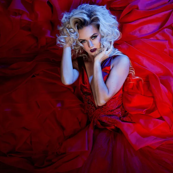 Foto de moda de la joven mujer magnífica en vestido rojo. Retrato de estudio — Foto de Stock