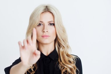 Kendine güvenen iş kadını, parmak ekran, metin veya tasarım için yer ile dijital dokunmadan. Yüzünde odaklanmak