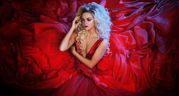 Foto di moda di giovane donna magnifica in abito rosso. Ritratto studio — Foto Stock