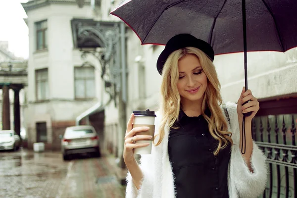 Vrolijke vrouw op straat die 's morgens koffie drinkt — Stockfoto