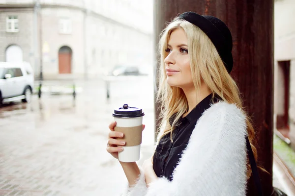 Femme gaie dans la rue buvant du café du matin. Marche fille — Photo