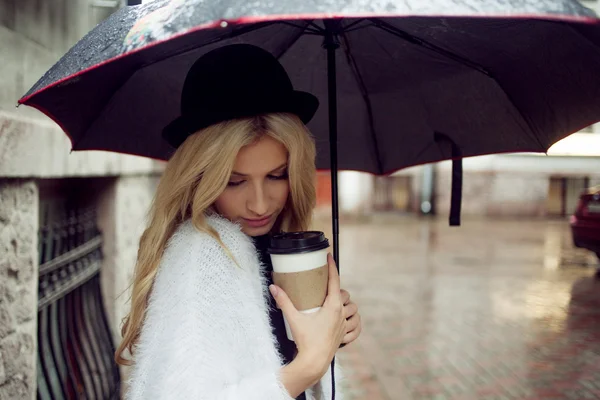 Fröhliche Frau auf der Straße trinkt Morgenkaffee — Stockfoto