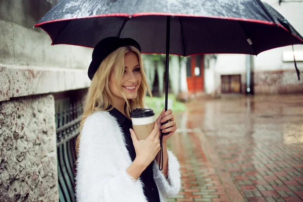 Sokakta sabah kahvesi içen neşeli bir kadın. — Stok fotoğraf