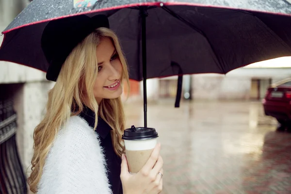 Cheerful woman in the street drinking morning coffee — Stock Photo, Image