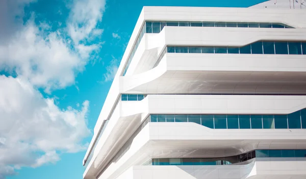 Fragment van een modern gebouw, business-centrum in Moskou, architect Zaha Hadid — Stockfoto