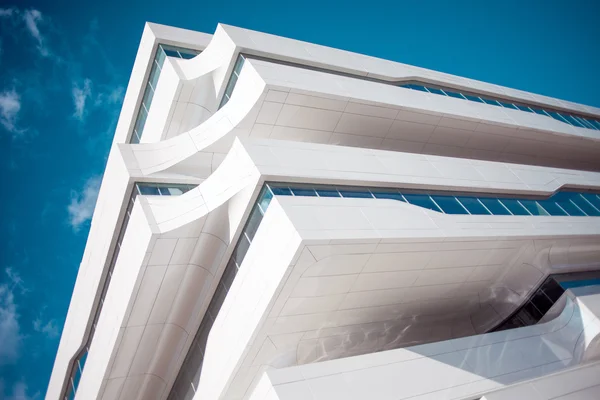 Fragment moderní budovy, obchodní centrum v Moskvě, architekt Zaha Hadid — Stock fotografie
