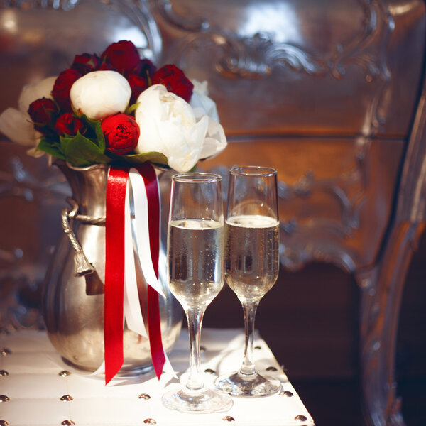 Bridal bouquet and two glasses of champagne