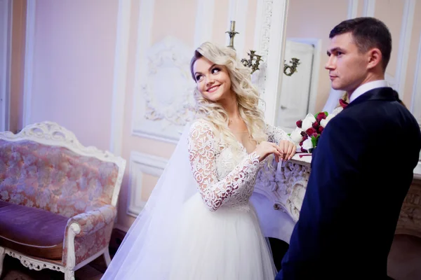 Belo jovem casal, a noiva eo noivo . — Fotografia de Stock