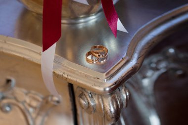 Altın alyans masada, yakın çekim