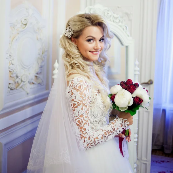Mooi meisje bruid in een prachtige jurk. Luxe interieur — Stockfoto