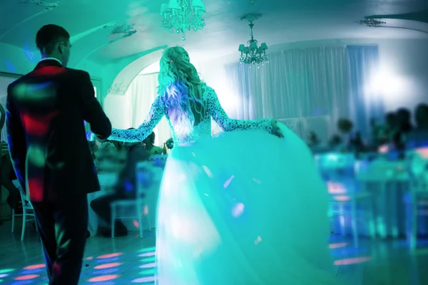 Erstaunlicher erster Hochzeitstanz auf dichtem Rauch. die Tonung und Unschärfe — Stockfoto