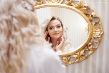 Aynaya bakarak bir bornoz genç seksi kadın portresi.