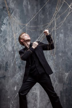 Genç adam onun arkasında bir şey çekme. Kavramı manipülasyon ve kölelik