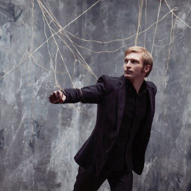 Genç adam onun arkasında bir şey çekme. Kavramı manipülasyon ve kölelik