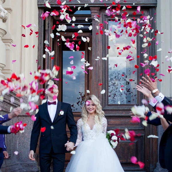 美しい若いカップルでは、花嫁と花婿。ソファーに座ってください。 — ストック写真