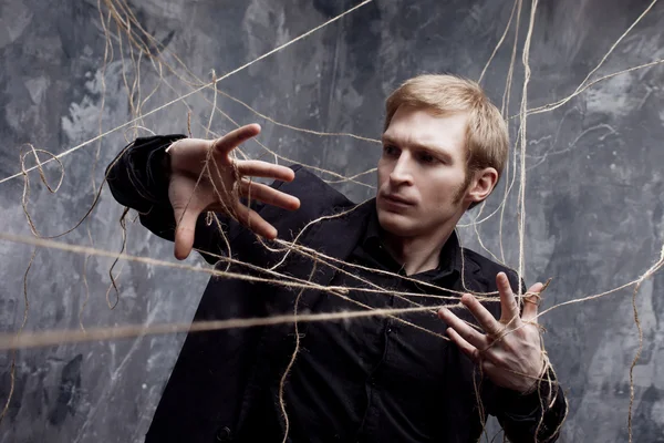 Genç adam zincirleri kırmaya çalışan. Kavramı manipülasyon ve kölelik