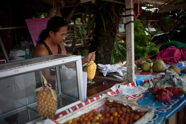 Thailand 2013 October 2, seller fruit cleans pineapple for buyer, Koh Chang Thailand. — Stock Photo, Image