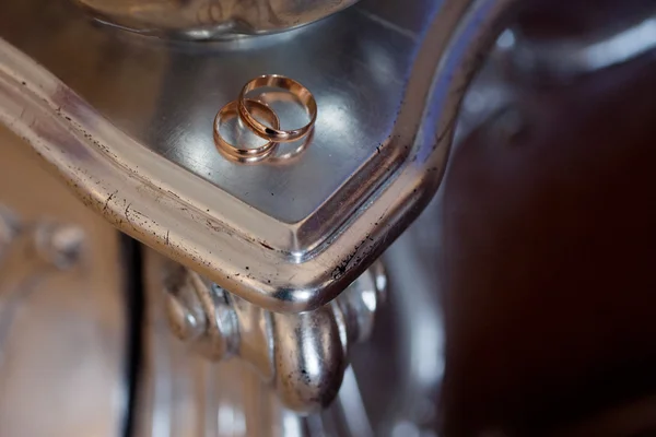 Anillos de bodas de oro en la mesa, de cerca —  Fotos de Stock