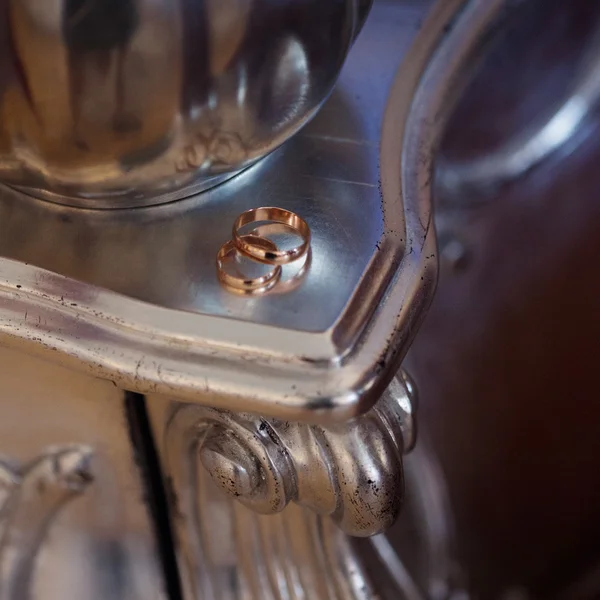 Gold wedding rings on the table, close up — Stock Photo, Image