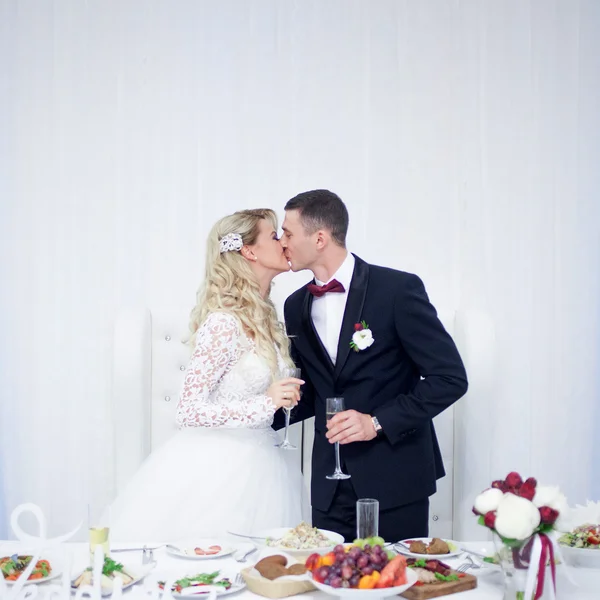 Man en vrouw op de bruiloft, feestzaal tabel, kus — Stockfoto