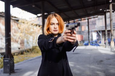 Kadın silah. Birisi sokakta çekim mafya kız. Duygu korku, korku