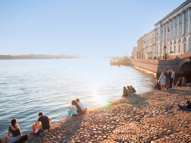 Saint Petersburg, Rusya Federasyonu - 07 Mart 2016: Waterfront insanlar Neva Nehri'nin sakin ol ve şafak selamlıyorum, gece beyaz