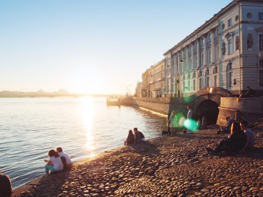 Saint Petersburg, Rusya Federasyonu - 07 Mart 2016: Waterfront insanlar Neva Nehri'nin sakin ol ve şafak selamlıyorum, gece beyaz