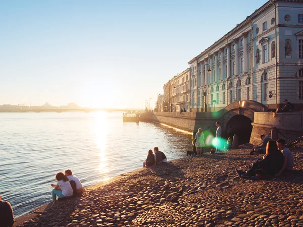 SAINT PETERSBURG, RÚSSIA - 07 de março de 2016: beira-mar do rio Neva, as pessoas relaxam e cumprimentam o amanhecer, noites brancas — Fotografia de Stock