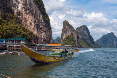 Phuket, Tayland, 11 Kasım'uzun tekne ve Tayland Körfezi kayalarda Phuket Adası 11 Kasım 2014