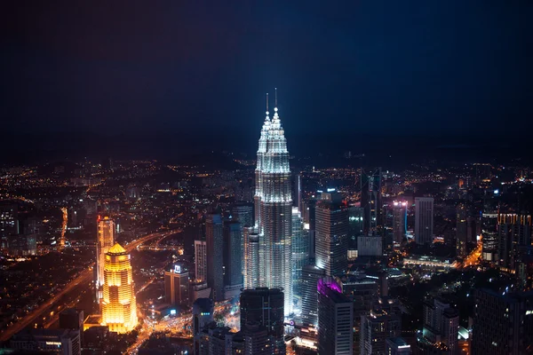 KUALA LUMPUR, MALASIA, 22 DE NOVIEMBRE: El horizonte de Kuala Lumpur por la noche, vista del centro de la ciudad desde la torre de TV 22 de Noviembre, 2014 —  Fotos de Stock