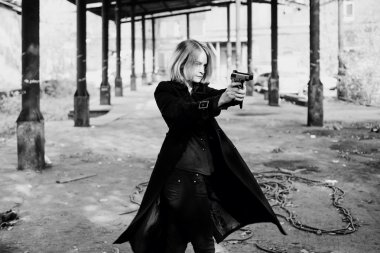 Kadın silah. Birisi sokakta çekim mafya kız.