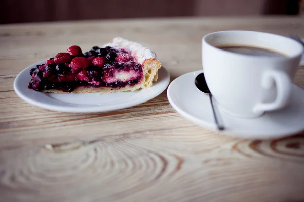 Desayuno de capuchino y postre de pastel de queso en la cafetería, primer plano —  Fotos de Stock