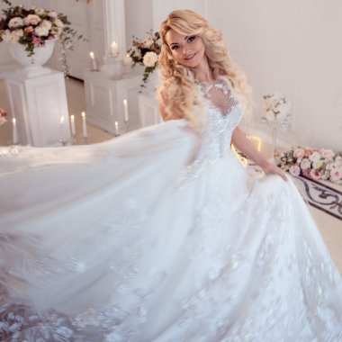 Lüks düğün elbise genç güzel gelin. Tren ile dev kabarık etek. Lüks ışık iç