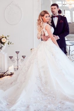 Güzel genç çift, gelin ve damat. Lüks ışık iç