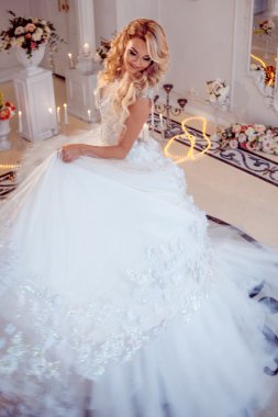 Lüks düğün elbise genç güzel gelin. Tren ile dev kabarık etek. Lüks ışık iç