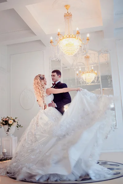 Gyönyörű, fiatal pár, a menyasszony és a vőlegény. Luxus fény belső — Stock Fotó